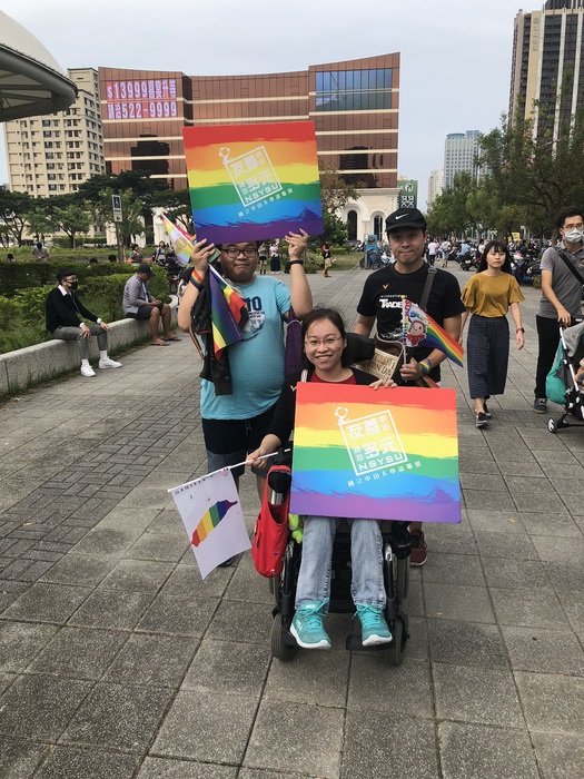 107學年學務處諮職組-參加高雄同志大遊行圖片