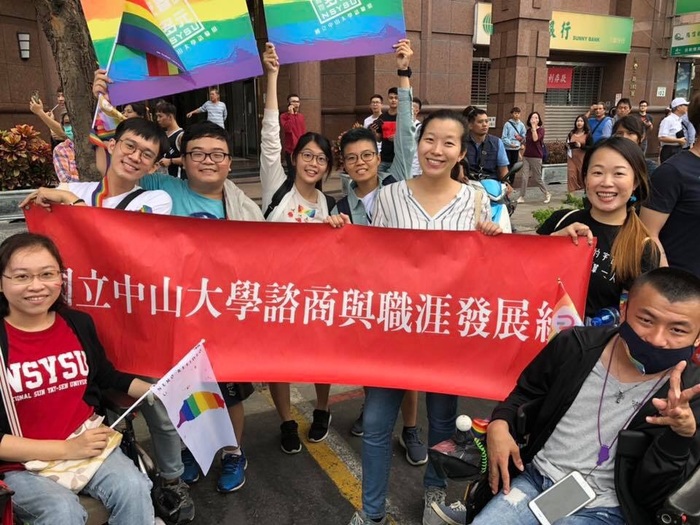 107學年學務處諮職組-參加高雄同志大遊行圖片