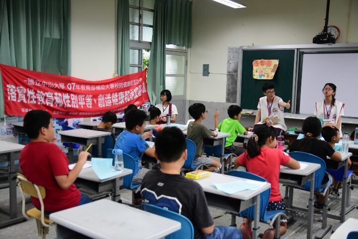 107學年衛生保健-社區服務：國小性別平等教育話劇表演宣導圖片