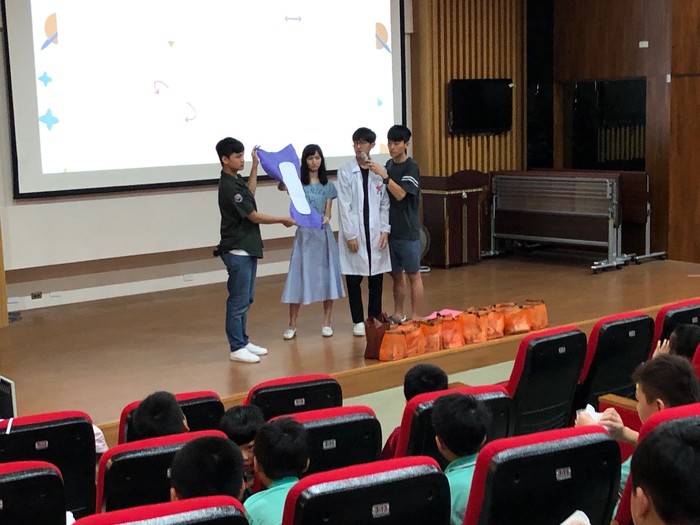 108年學務處體衛組-社區服務~國小性別平等教育話劇表演宣導圖片