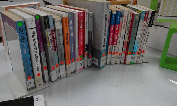 104 學年學務處-多元性別書展圖片
